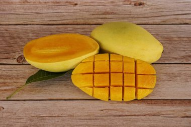 Mango meyve dilimlerini kapatın.