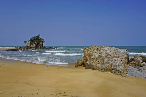 マレーシアのTerengganu Kemasikの岩のビーチ — ストック写真