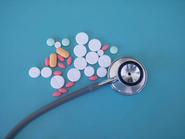 Stetoskop Tabletki Odizolowane Niebieskim Tle — Zdjęcie stockowe