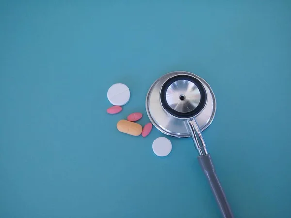 Stetoscopio Pillole Isolate Sullo Sfondo Blu — Foto Stock