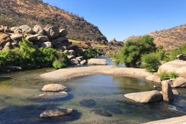 Kaliforniya'da küçük nehir