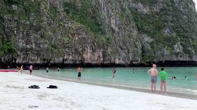 Maya Bay Tayland insanlar istirahat
