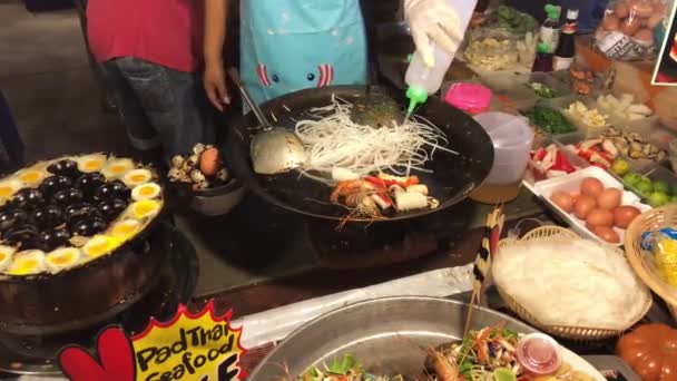 Femme Faisant Pad Thai Marché Rue Alimentaire Dans Ville Patong — Video