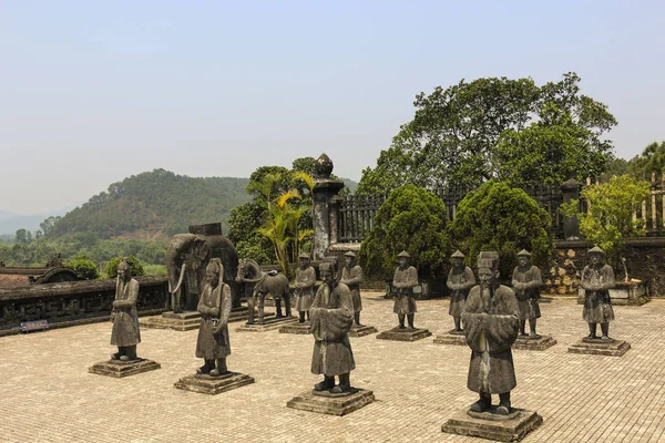 Tombe van Khai dinh, guardian standbeelden, Hue, Vietnam — Stockfoto