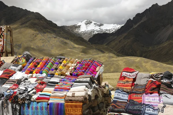 Sjaals, hoeden in traditionele stijl van verschillende kleuren op de ma — Stockfoto