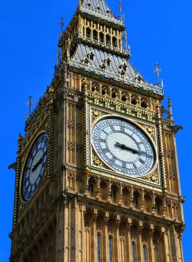 Big Ben yakın çekim ile mavi gökyüzü, Londra