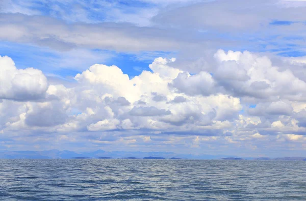 Mavi gökyüzü bulutlu Titikaka Gölü üzerinde