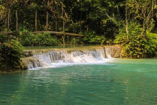 Kuang Si Cachoeiras em um dia ensolarado de verão, Luang Phrabang, Laos — Fotografia de Stock