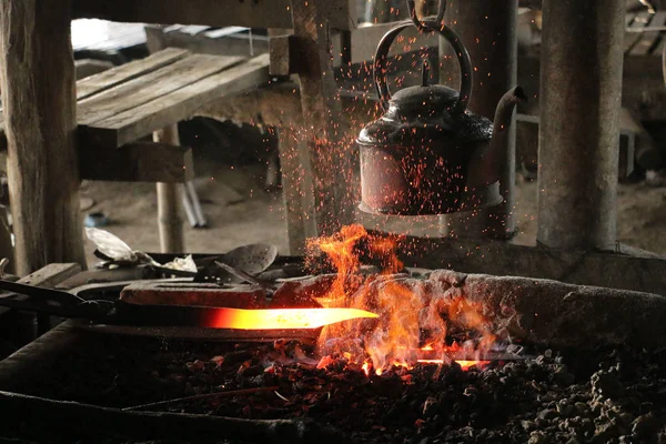 Bıçak demirhane Inle Gölü, Myanmar (Burma üzerinde kılıç için dövme)