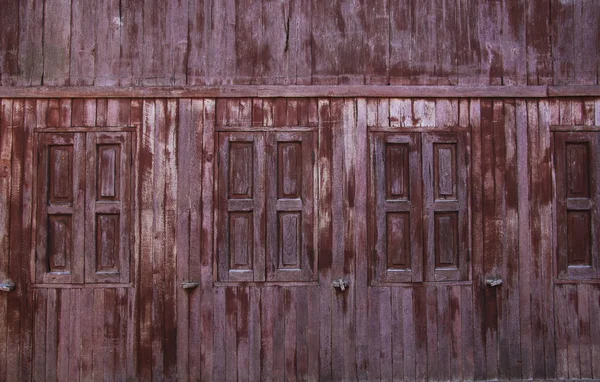 Ventana en una antigua casa de madera — Foto de Stock