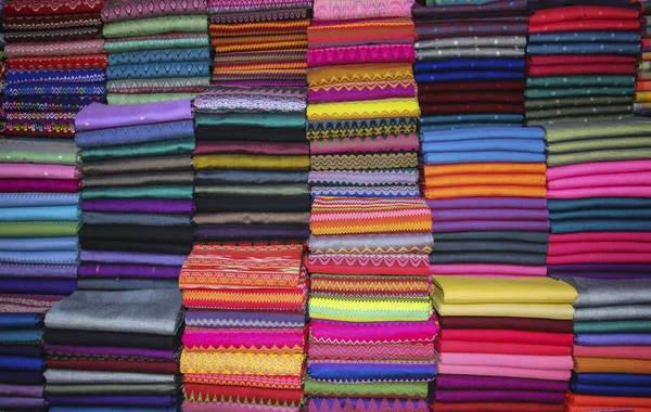 El yapımı kumaş farklı renklerde, Pakokku, Myanmar