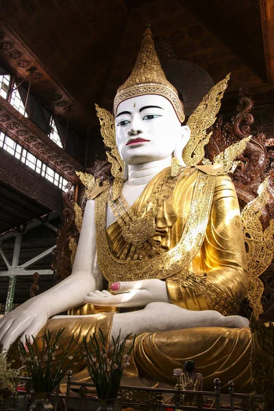 Buda em ouro, roupas reais, Ngar Htat Gyee pagode, Yangon, Myan — Fotografia de Stock