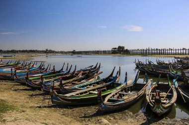 Taungthaman göl kenarında Amarapu U olmak Bridge'de yerel tekne
