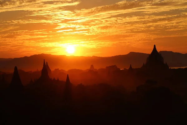 Puesta de sol en Bagar, Myanmar (Birmania ) —  Fotos de Stock