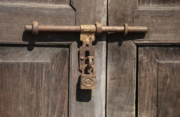 Puerta de madera vieja con fragmento de cerradura oxidada — Foto de Stock