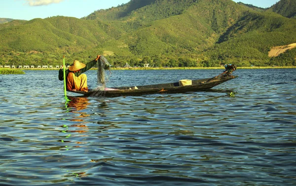 Pescador en el lago Inle, Myanmar (Birmania) — Foto de Stock