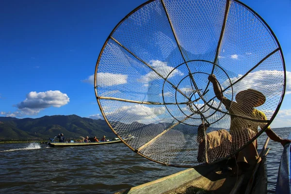 Inle pescador y herramienta de pesca en Inle lago Myanmar (Birmania ) — Foto de Stock