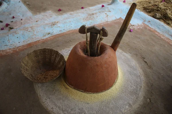 The traditional way of grinding grain by hand in the village aro — Stock Photo, Image