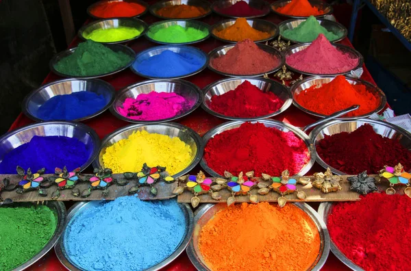 Красочные порошки перед фестивалем Holi на рынке, Индия — стоковое фото