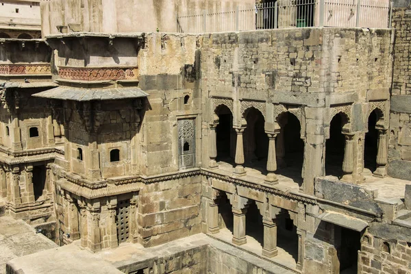 Stepwell studna Chand Baori v obci Abhaneri, Rajasthan, — Stock fotografie