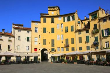 Eski binalarda Piazza dell'Anfiteatro, Lucca, İtalya
