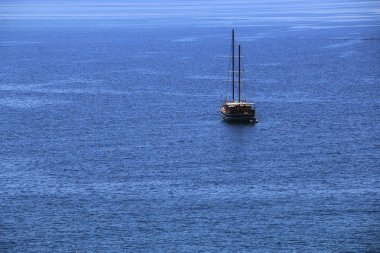  Liguria deniz ortasında yüzen yat, 