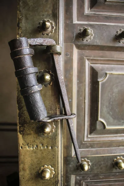 Cerradura vieja en una puerta de metal — Foto de Stock