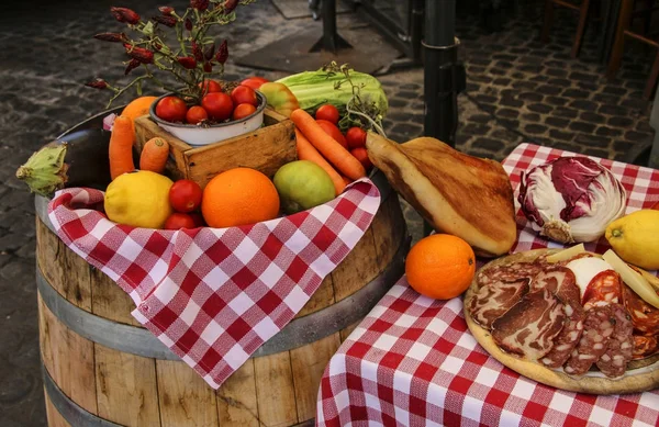 Frisches Obst, Gemüse und Salami auf einem Bauernmarkt — Stockfoto