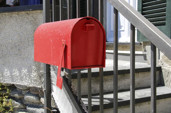 Roter Briefkasten in der Nähe der Treppe zum Haus — Stockfoto