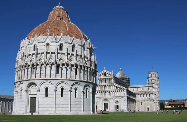 Baptistery of St. John, Leaning Tower of Pisa and Cathedral, Ita — Stock Photo, Image