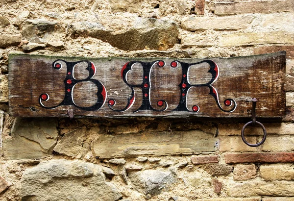 Letrero de bar en la pared de ladrillo de la pequeña ciudad en Italia — Foto de Stock