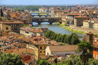 Florence, Arno Nehri ve brid evlerin çatıları görünümünü