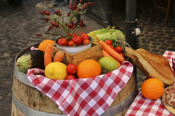 Vers fruit, groenten en salami op één van de boerenmarkt — Stockfoto