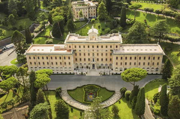 Vy av byggnaden och trädgården i Vatikanen från kupolen i Basi — Stockfoto