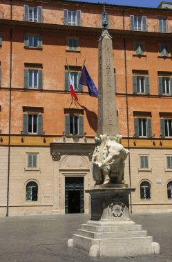 Fil ve Dikilitaş İtalyan sanatçı Piazza del Bernini tarafından