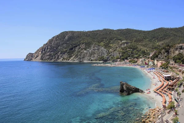 Kilátás a tengerre és a strand a Ligur Monterosso, Cinque Terre, — Stock Fotó