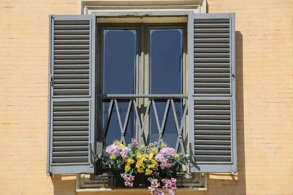오픈 셔터와 함께 창 장식 꽃, 로마, 이탈리아 — 스톡 사진