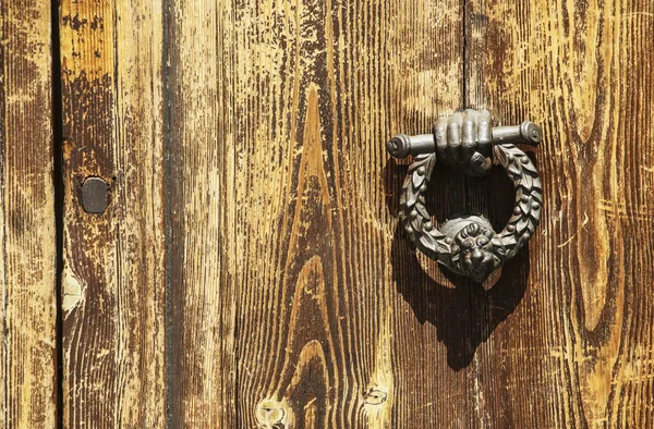 Vintage imagen de puerta antigua golpeador en una puerta de madera (En la f — Foto de Stock