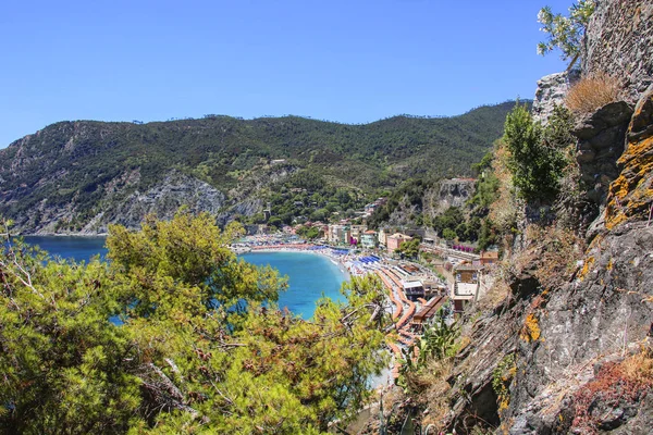 Kilátás a tengerre és a strand a Ligur Monterosso, Cinque Terre, — Stock Fotó