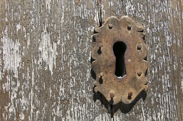 Eski ahşap bir kapının anahtar deliği. — Stok fotoğraf