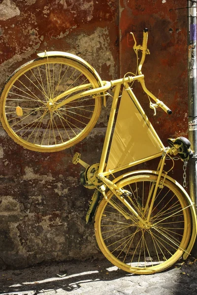 Vintage bicycle near the wall on one of the streets of Rome, Ita — Stock Photo, Image