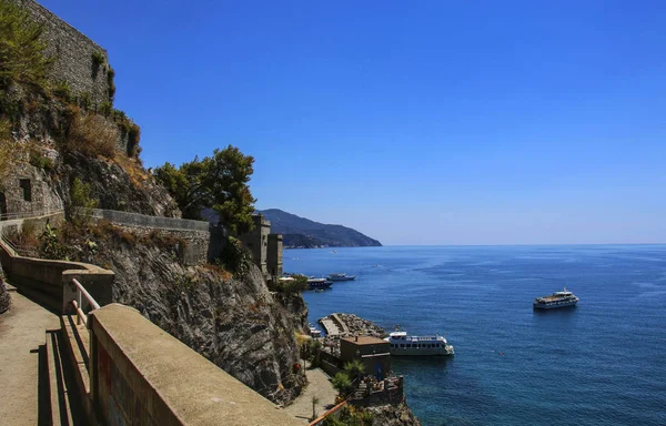 A sziklákra és a tengerre kilátás Monterosso, Cinque Terre, Liguria, Ita — Stock Fotó