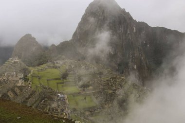 Machu Picchu, Peru üzerinde güçlü sis
