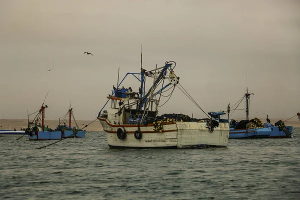 Рыбацкие лодки в городе Писко, Паракас, Перу, Южная Америка — стоковое фото