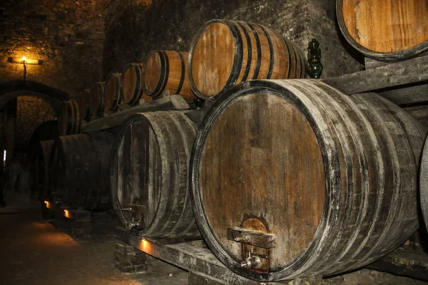 Barris para armazenar vinho em uma antiga adega — Fotografia de Stock