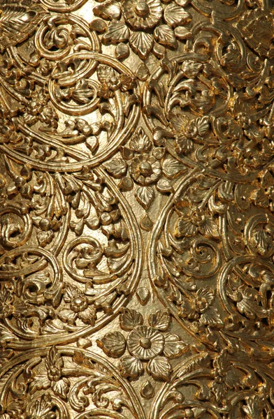 แกะสลักไม้ด้วยใบทอง เจดีย์หกเหลี่ยมในย่างกุ้ง ประเทศพม่า — ภาพถ่ายสต็อก