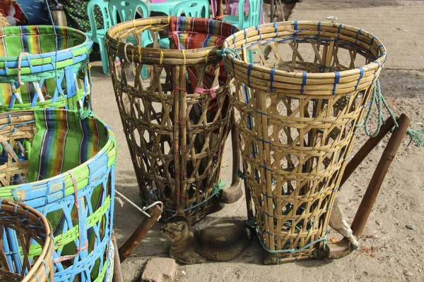 Wicker baskets for carrying weights. The traditional way of carr — Stock Photo, Image