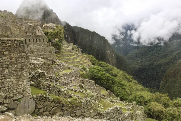 Machu Picchu en una fuerte niebla, ciudad perdida de los Incas, Perú, Sout —  Fotos de Stock