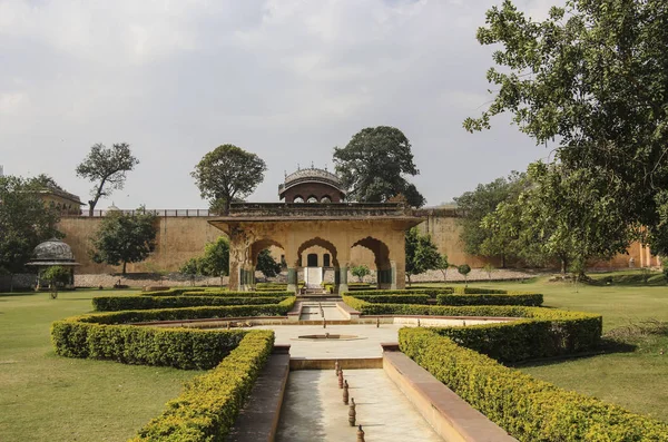 Zahrada s fontánami v Amber Fort v Džajpur, Rádžasthán, Indie — Stock fotografie
