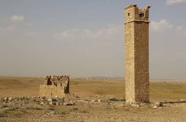Sütunlar üzerinde rahipler adanmışlar dua etti, yanında um ar Rasa,